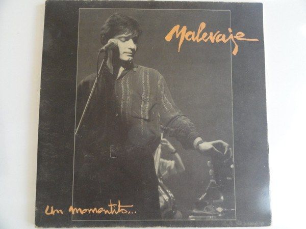 Un Momentito...